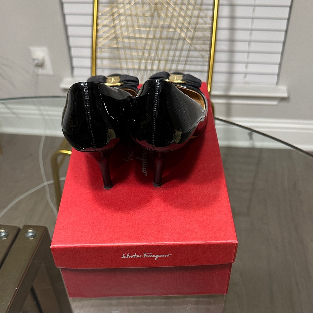 Salvatore Ferragamo Black Patent Leather Bow Pumps with Gold Plate - Picture 5 of 7